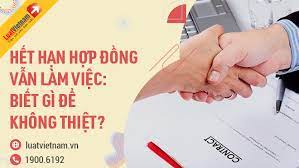 Vẫn làm việc khi hết hạn hợp đồng: 3 điều cần biết để không bị thiệt