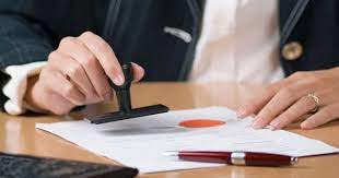 Hợp đồng chuyển nhượng cổ phần có phải công chứng không?