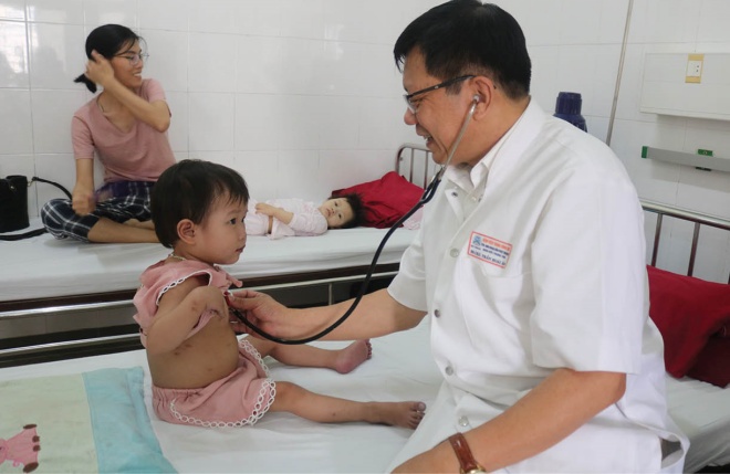 Giấy ra viện của con không có tên cha mẹ có được hưởng chế độ ốm đau?